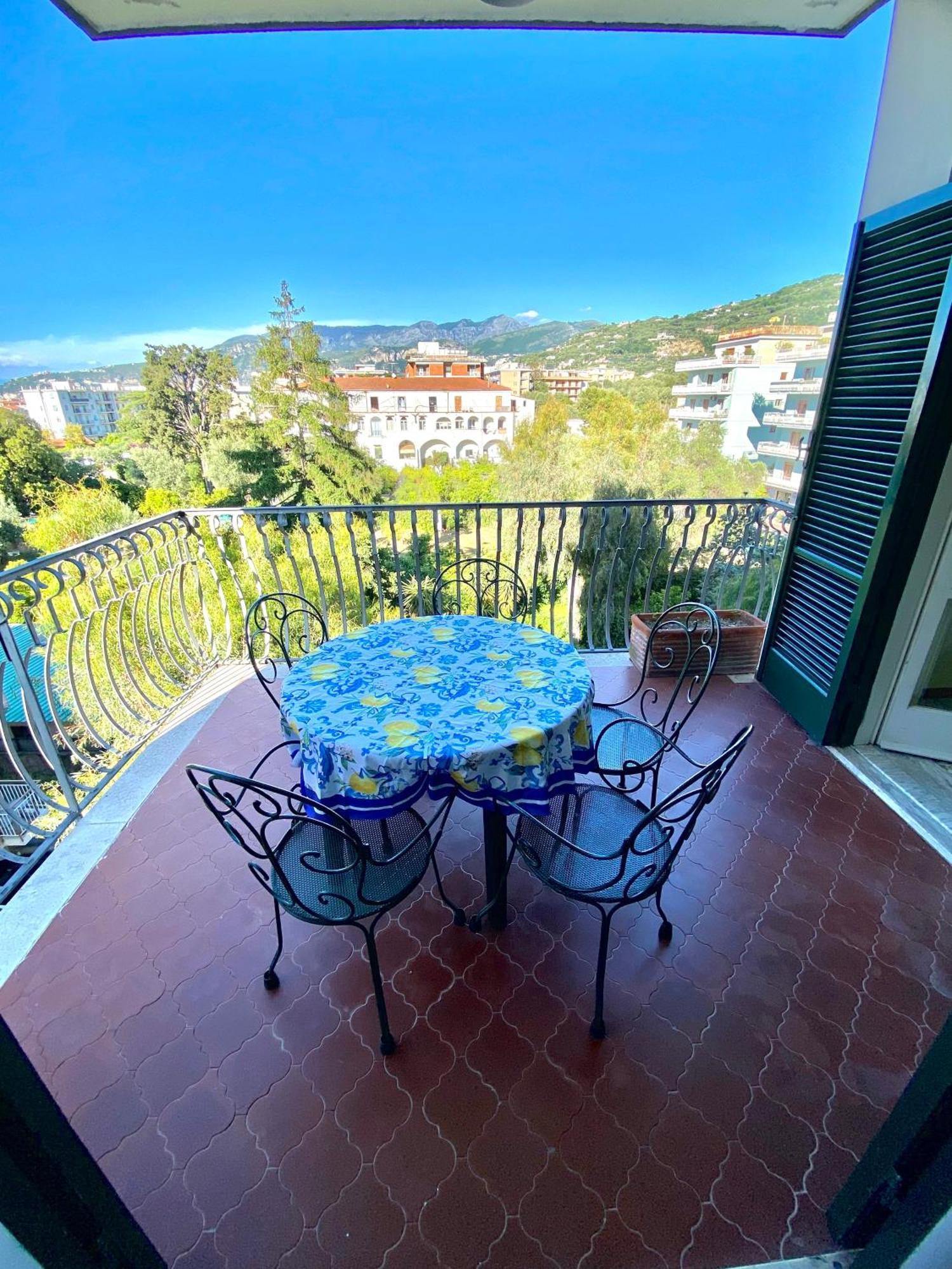 Casa Mar - Elegant Apartment With Pool And Panoramic Terrace In The Heart Of Sorrento Exterior foto